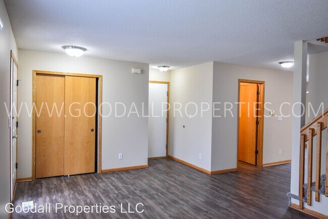 Building Photo - 3 br, 2.5 bath House - 455 SE Whitetail Lane