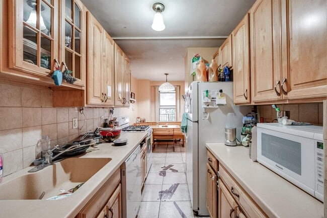 Building Photo - 225 ST PAULS Ave