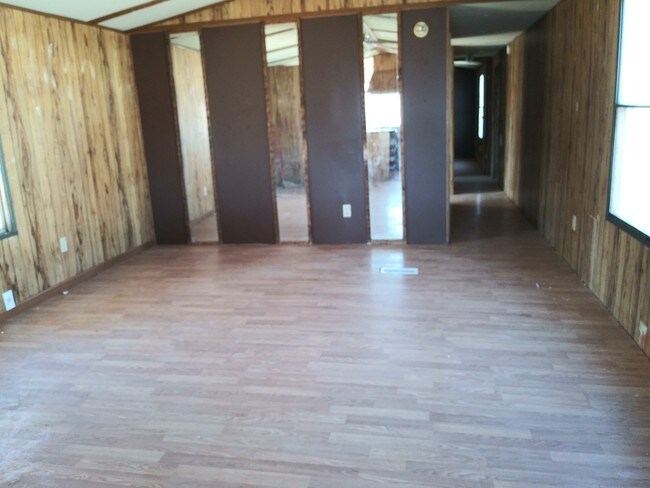 Building Photo - 4005 Hilltop Dr