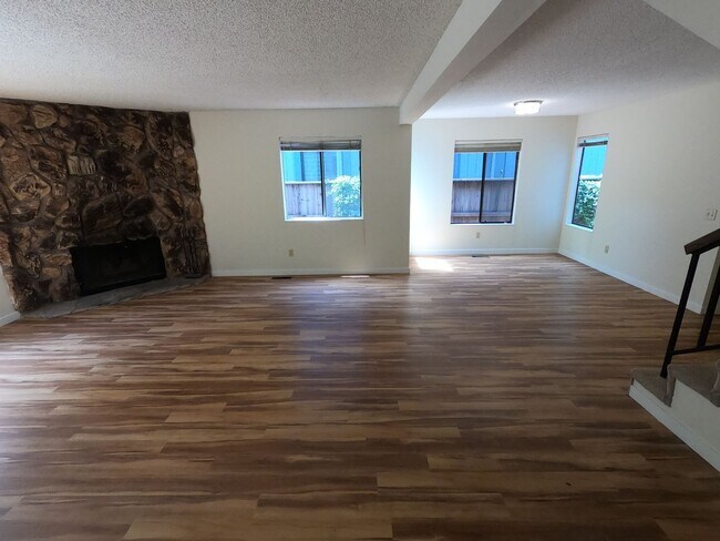 Foto del edificio - SPACIOUS 3 BED  2.5 BATH END UNIT TOWNHOME IN SAN MARIN VALLEY