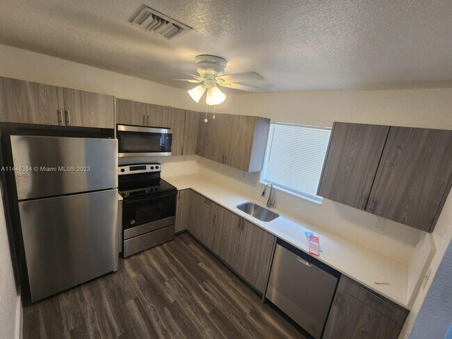 Foto del edificio - 5752 NW 5th Ct