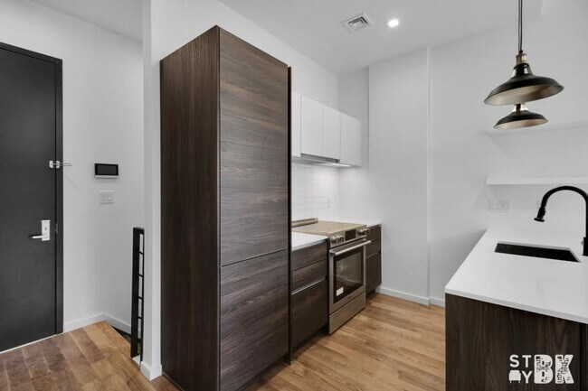 Foto del edificio - 2 bedroom in BROOKLYN NY 11205