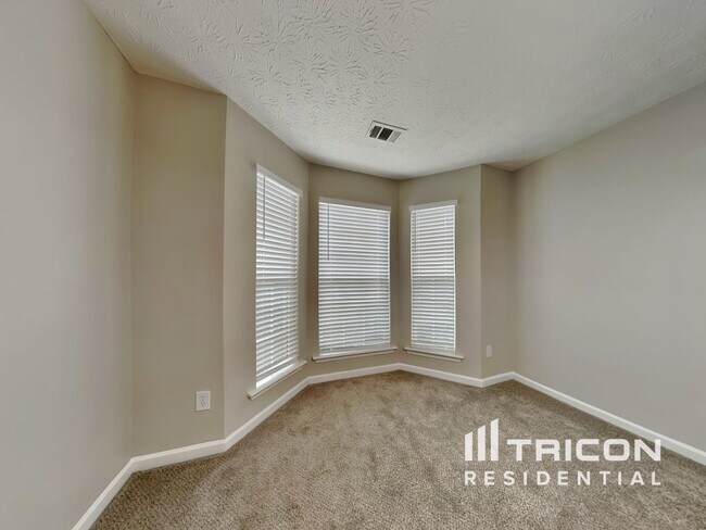 Building Photo - 330 Summit View Dr