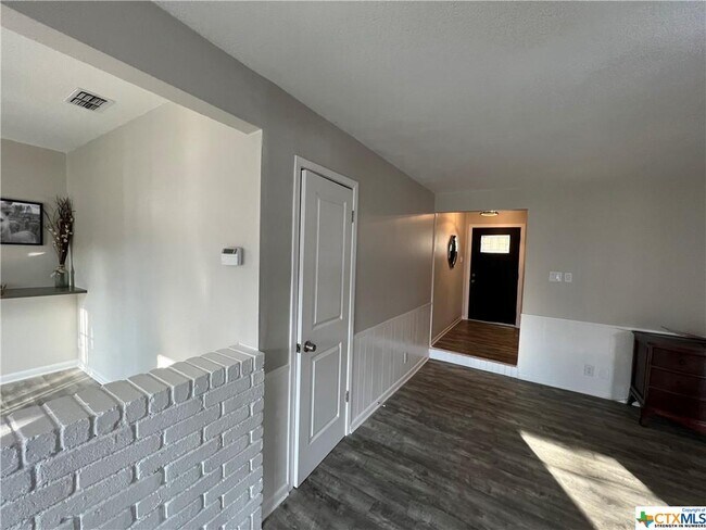 Building Photo - 215 Tanglewood Rd