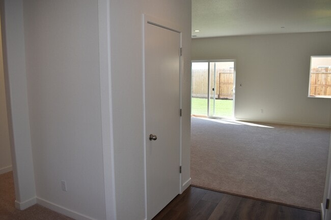 Building Photo - 855 Sophie Ct