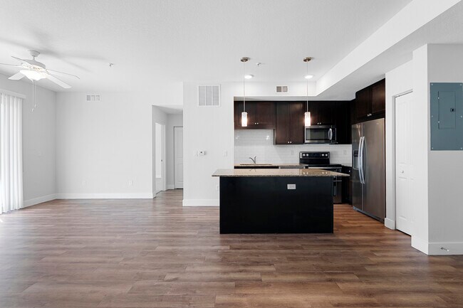 Espacios luminosos y abiertos diseñados pensando en tu estilo de vida. - Milano Lakes