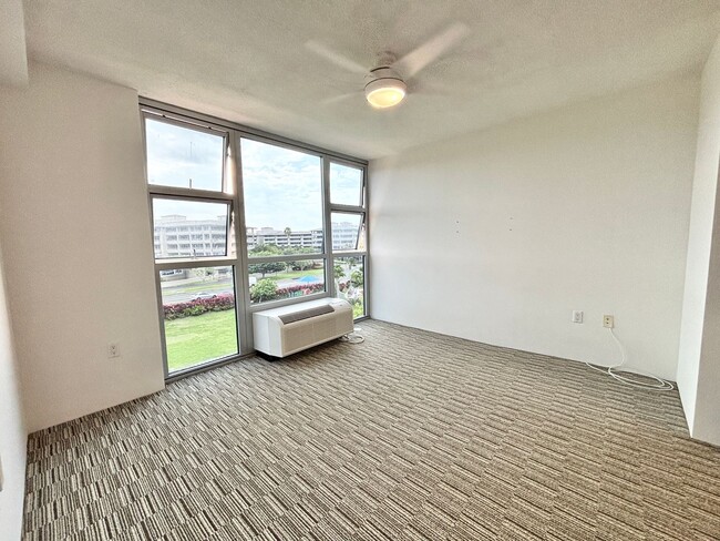 Building Photo - AVAILABLE NOW!  2 BEDROOMS/2 BATH/2 PARKIN...