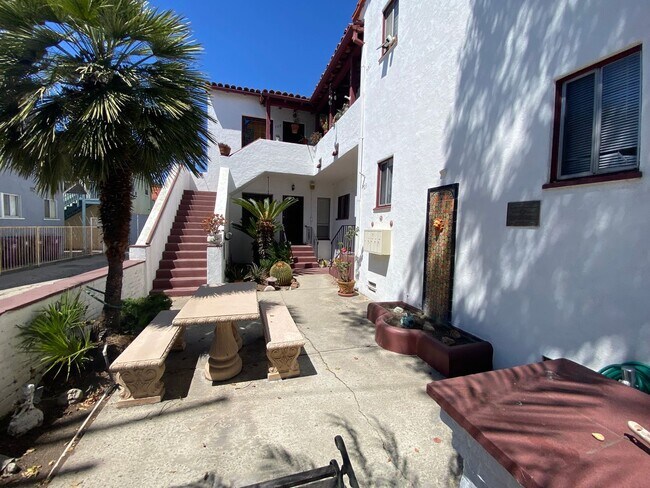 Foto del edificio - Cute 1 Bedroom 1 Bathroom Long Beach Apartment For Rent!