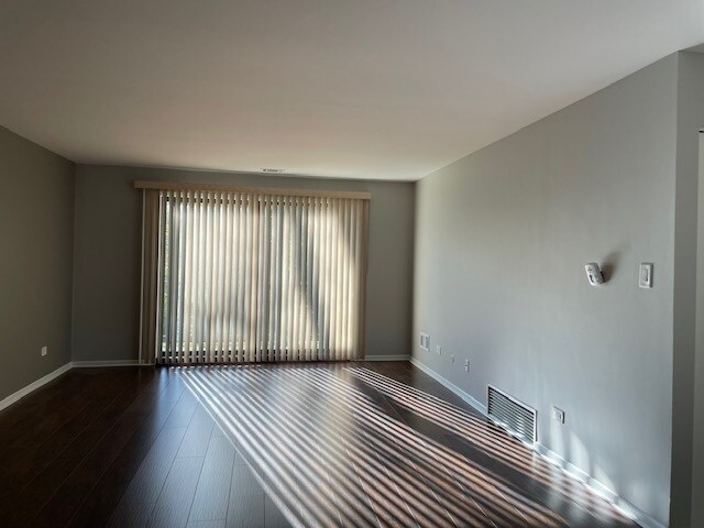 Foto del edificio - 7502 Farmingdale Dr