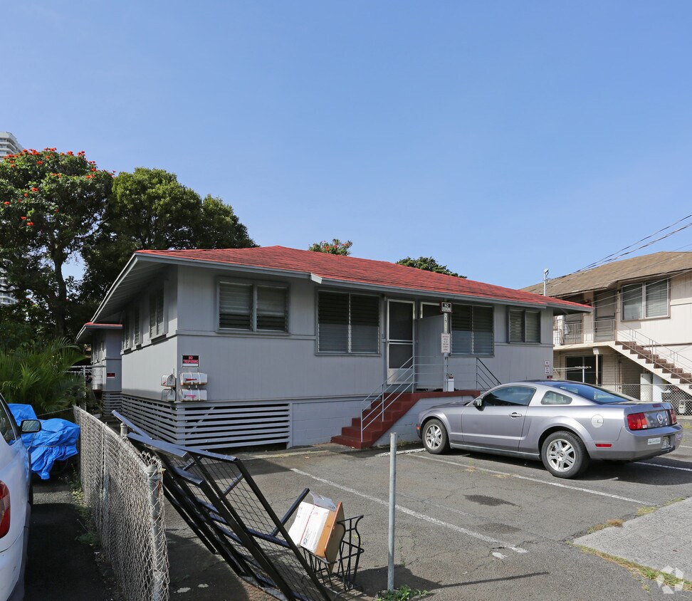 Building Photo - 2912 Varsity Cir