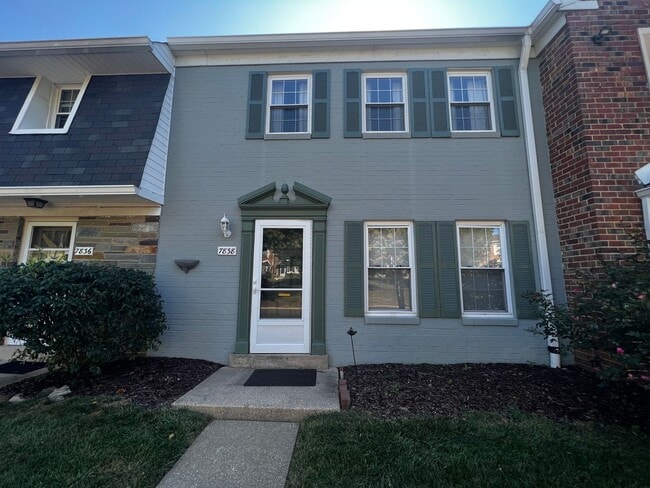 Building Photo - Cozy 3 BR & A Den/1 Full BA & 2 Half BA 2-...
