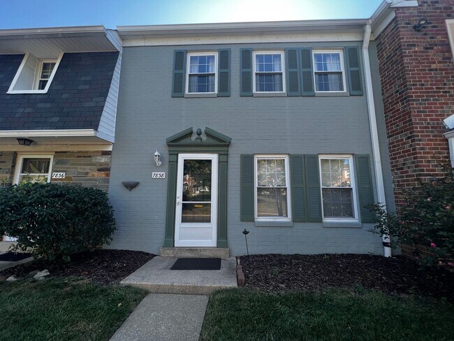 Foto del edificio - Cozy 3 BR & A Den/1 Full BA & 2 Half BA 2-...