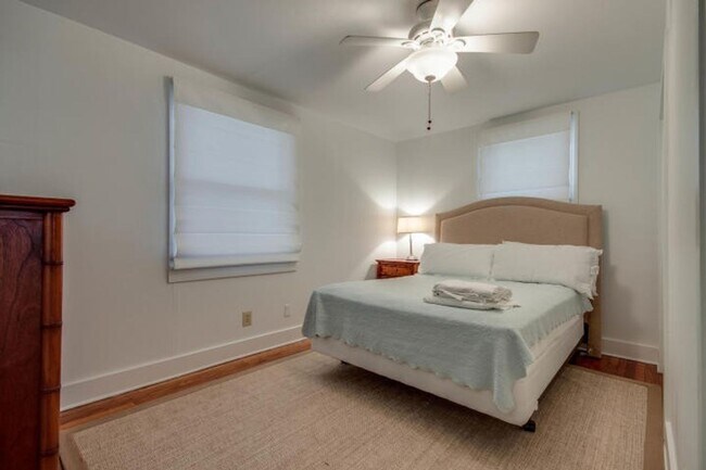 Foto del edificio - Beautiful 2 BR/1 BA Furnished Apartment Av...