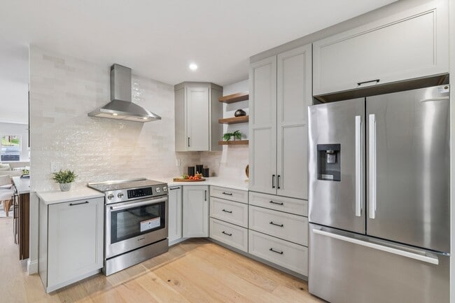 Building Photo - 34 Larch St