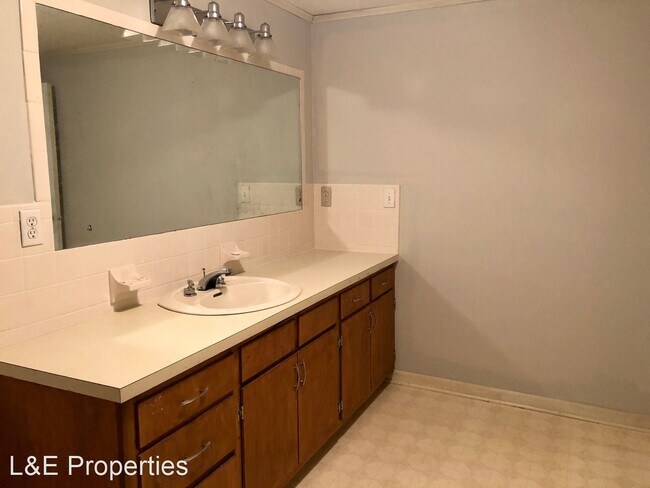 Building Photo - 3 br, 2 bath House - 579 Old Speedway Driv...