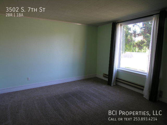 Building Photo - Beautiful 2 Bed 1 Bath plus Bonus Room- Cr...