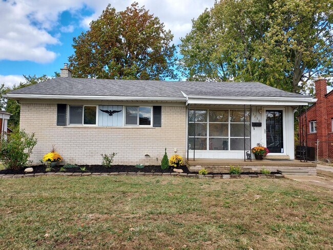 Vista de frente - 3230 Marian Dr