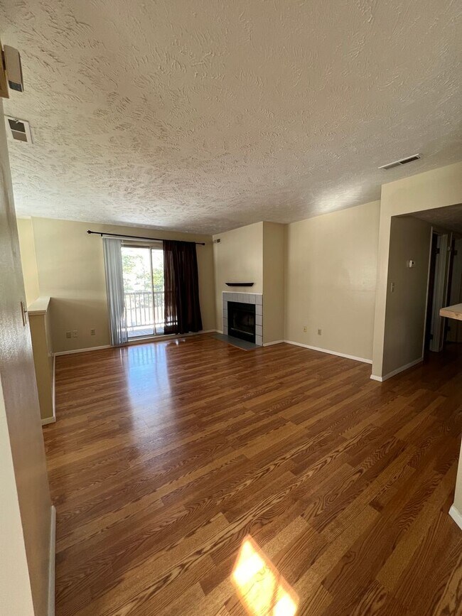 Building Photo - 2 Bedroom, 2 Bath Broadview Heights