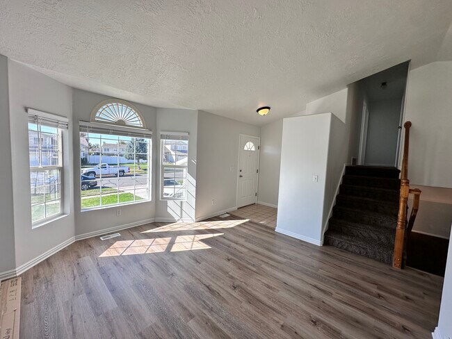 Building Photo - 1052 N 2575 W