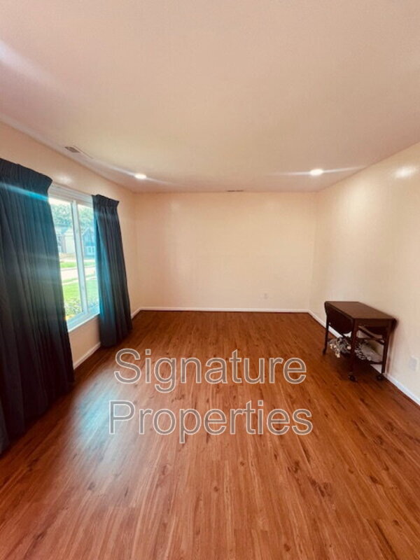 Building Photo - 1805 Maplewood Ave