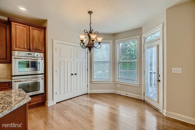 Building Photo - 4 br, 3.5 bath House - 2294 Lake Cove Cour...