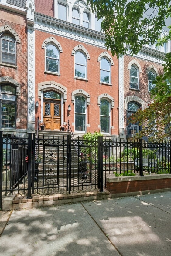 Primary Photo - 1237 N Dearborn St