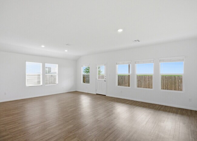 Building Photo - 4 Bedroom Home with Open Layout and Refrigerator Included