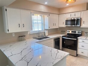 Building Photo - 10902 Bob White Dr