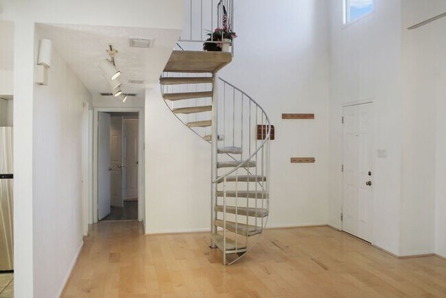 Foto del edificio - Stylish 4-Bedroom/2-Full Newly Renovated B...