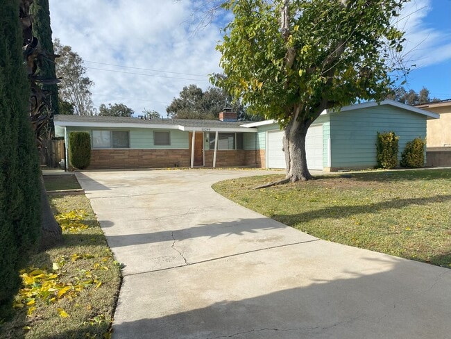 Building Photo - Rural East End Moreno Valley 3 Bedroom