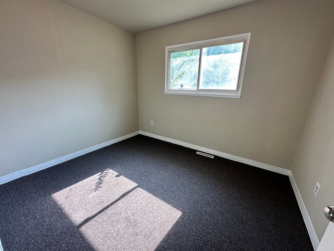 Building Photo - Updated 3 bedroom