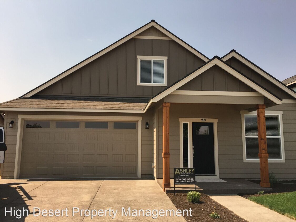 3 br, 2.5 bath House 909 Whistle Way House Rental in Prineville, OR