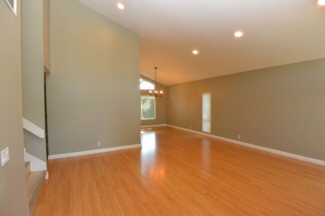 Building Photo - Beautiful 4 bedroom 2 1/2bath home Cerritos