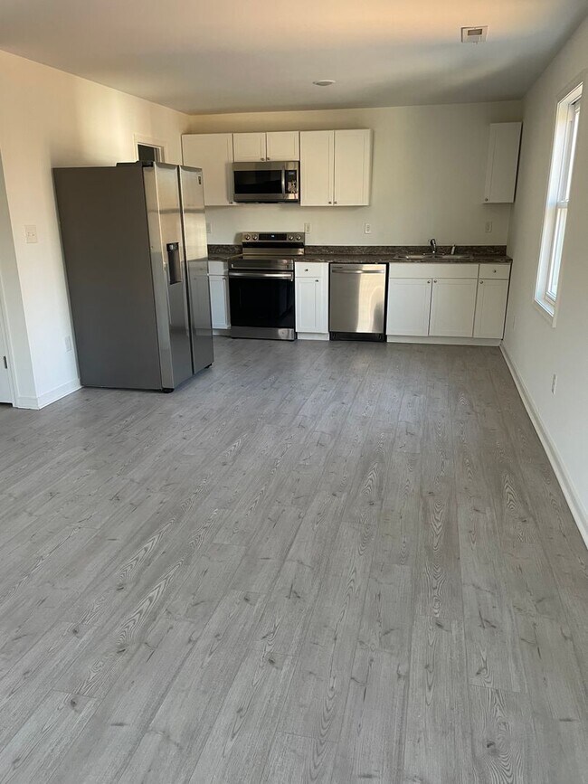 Building Photo - 3 bedroom / 1 bath apartment (downstairs) ...