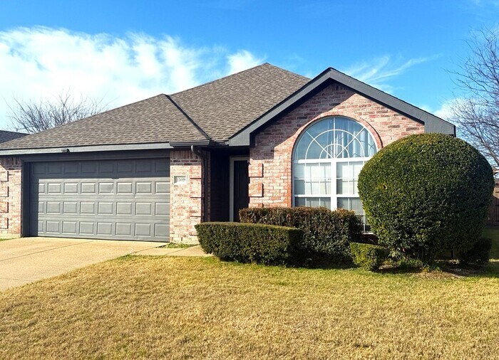 Building Photo - Charming 3/2/2 coming available end of July 2026
