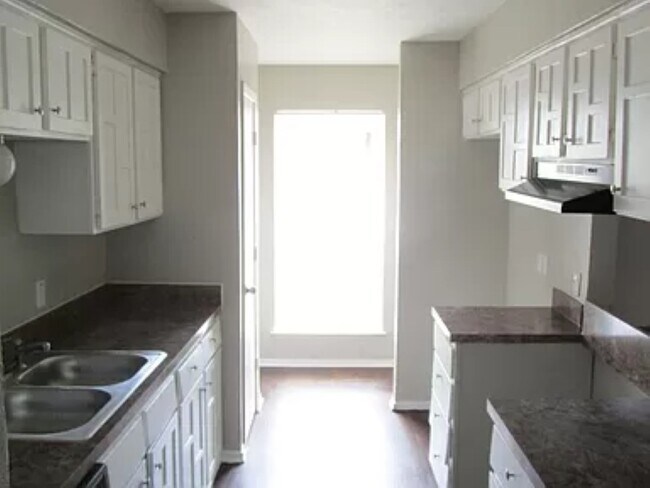 Foto del edificio - 1366 Oakbluff Dr