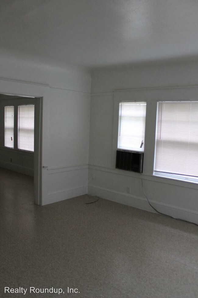 Building Photo - 315 E Poplar St
