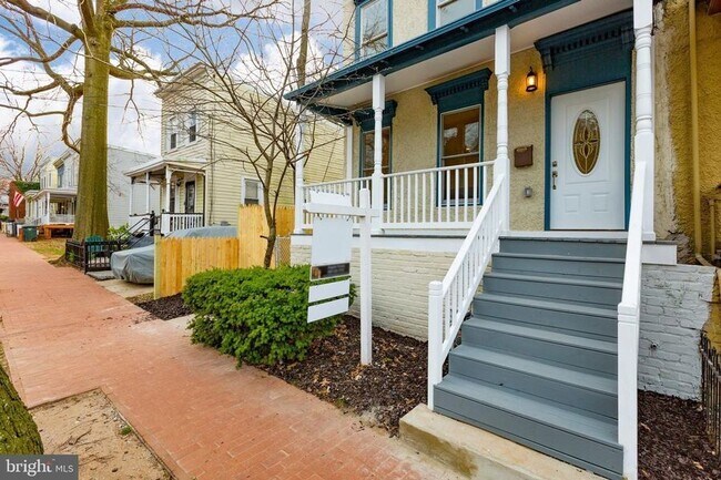 Building Photo - Contemporary Three-Bedroom in the Heart of...