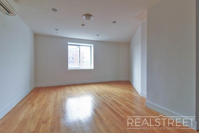 Foto del edificio - LUXURY 1 BED LOFT in Queens!