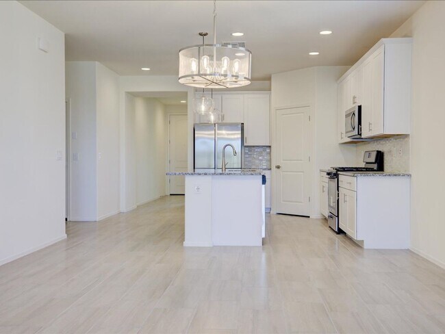 Building Photo - 4 Bedroom 3 Bathroom