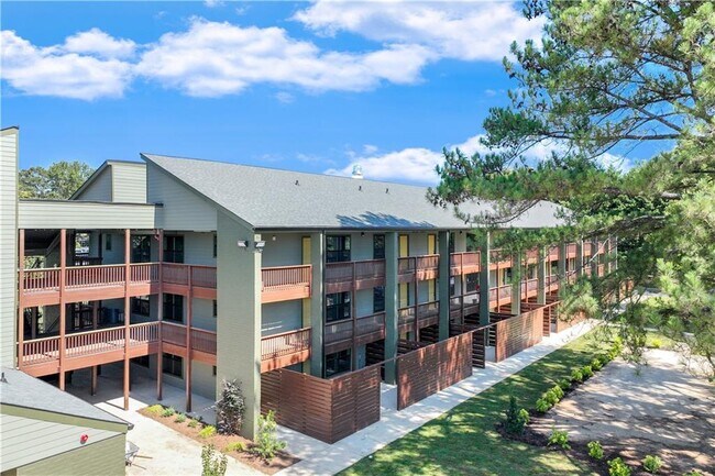 Foto del edificio - 710 Jesse Jewell Pkwy SE