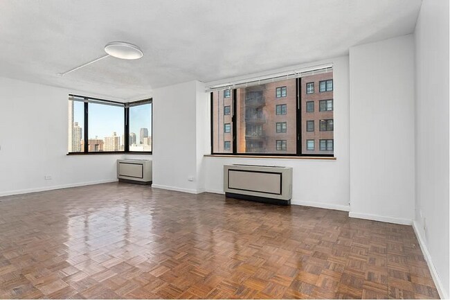 Foto del edificio - 30 W 61st St