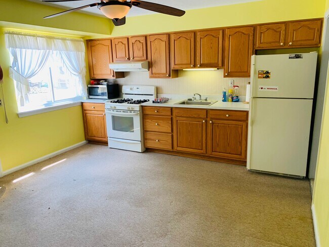 Building Photo - 25870 Briardale Ave