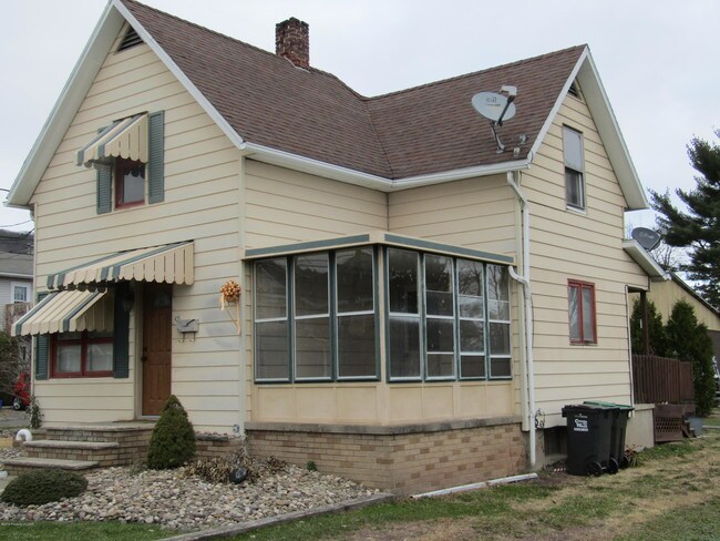 Building Photo - 415 W 8th St