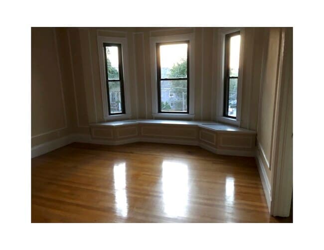 Building Photo - 40 Rockview St