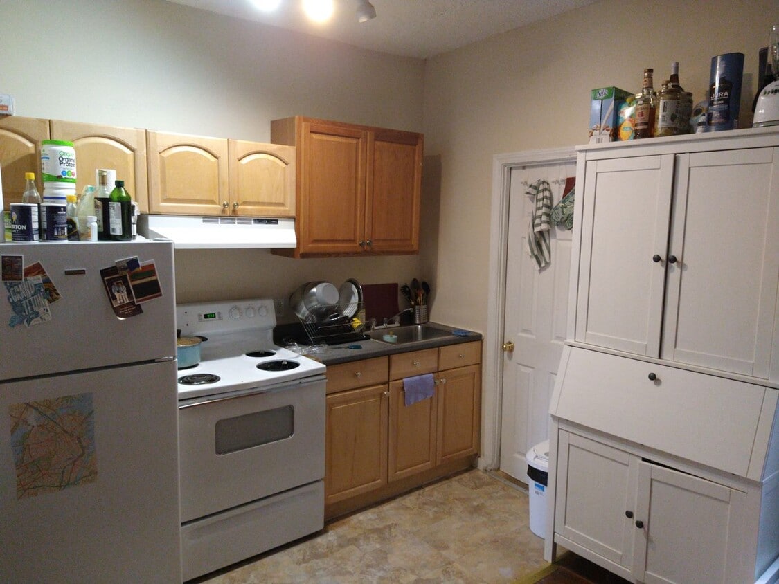 2BR 1Bth unit. Heat/Hot Water included. Great location! Right on Green Line - 2BR 1Bth unit. Heat/Hot Water included. Great location! Right on Green Line