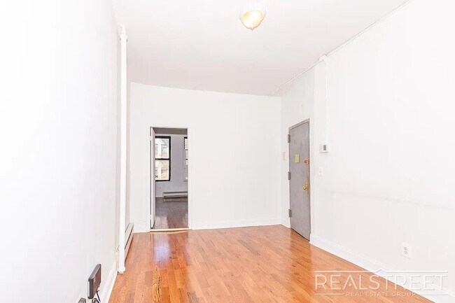 Foto del edificio - Stylish & Spacious Apartment in the Heart of Bushwick