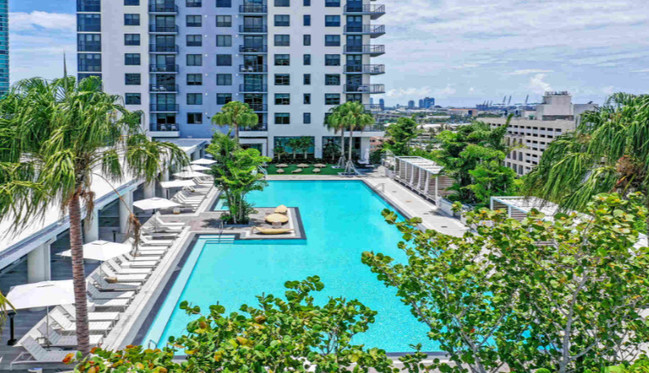 Piscina con terraza - 888 Biscayne Blvd