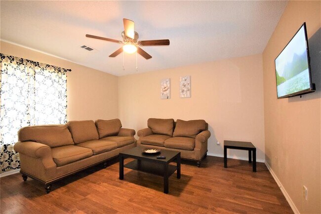 Building Photo - 2419 Garden Oaks Dr