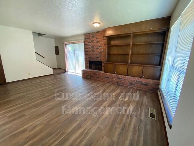 Foto del edificio - 6006 Paramount Dr